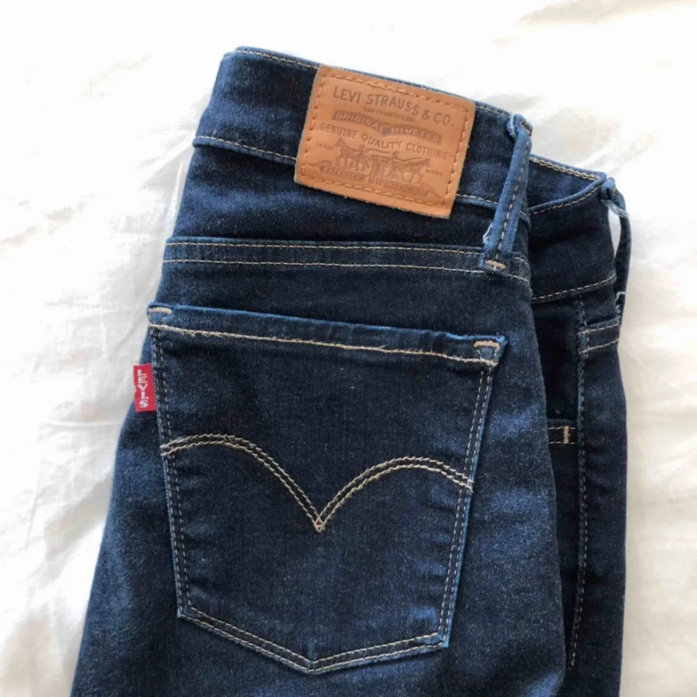 Helt nya jeans i stretchigt material! Super skinny är modellen på jeansen, dom är otroligt sköna och sitter perfekt. Låga i midjan och färgen är mörk blå. Köpta på Levis butik.  Storlek: 26 Original pris: 999kr. Jeans & Byxor.