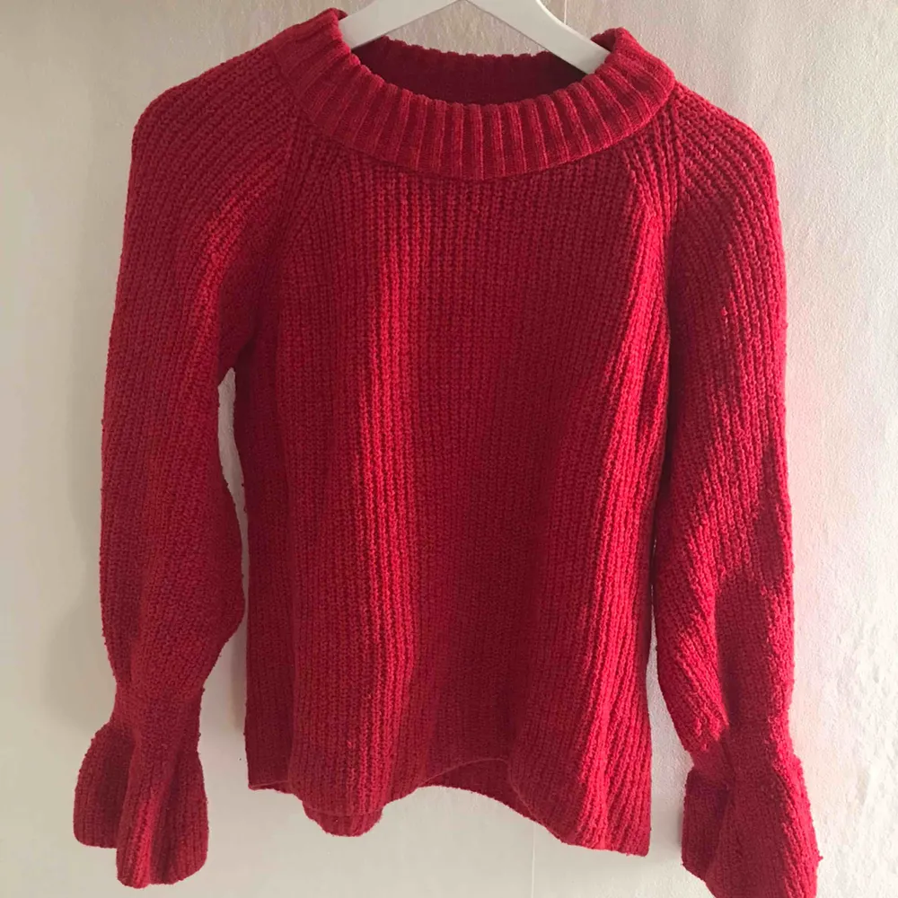 En superskön och varm tröja i en väldigt fin röd färg. Den är väl använd men fortfarande i fint skick. (Köparen står för frakten). Tröjor & Koftor.