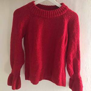 En superskön och varm tröja i en väldigt fin röd färg. Den är väl använd men fortfarande i fint skick. (Köparen står för frakten)