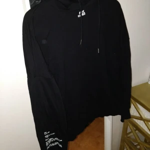  - Hoodie med tryck lite överallt .