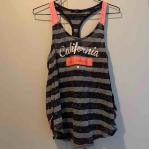  - Linne köpt i Italien. Möter helst upp i Norrköping. Vet inte frakten just nu men om någon vill få den fraktad kan jag ta reda på det. Frakten ingår inte