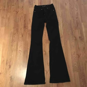  - Snygga svarta Bootcut jeans i normalt begagnat skick. Säljer dem på grund av att de inte passar längre. Jeansen går att kombinera till allt👕👚👔 Köpte dem mars 2019. Ordinariepriset är 799 kr.