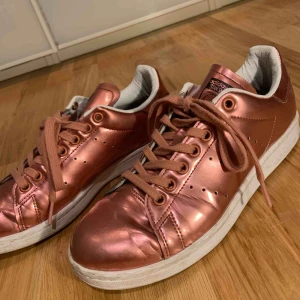  - Rosa shining adidas Stan Smith i 39 och 1/3. I använt skick men fortfarande välbehållna. Köpare står för frakt annars går det att mötas i Stockholm. Kolla gärna mina andra annonser<3