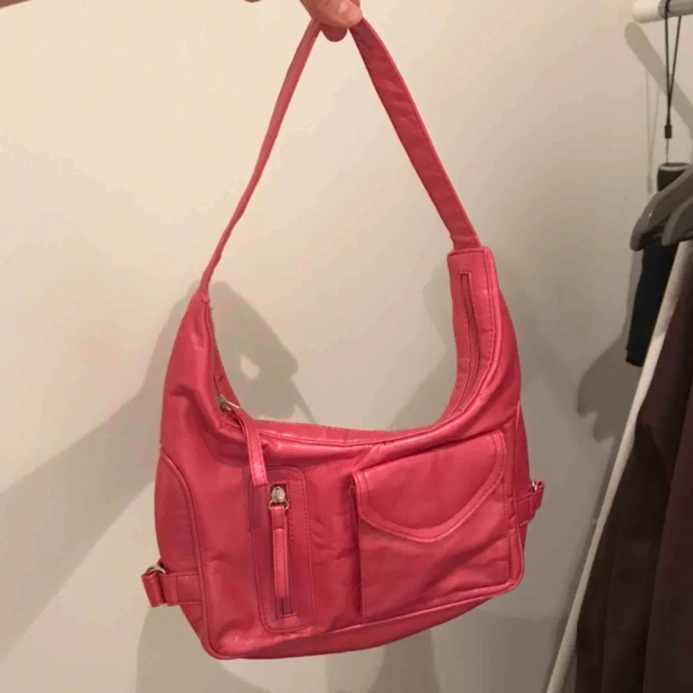 Unik assnygg rosa glansig väska i fint skick🥰. Väskor.