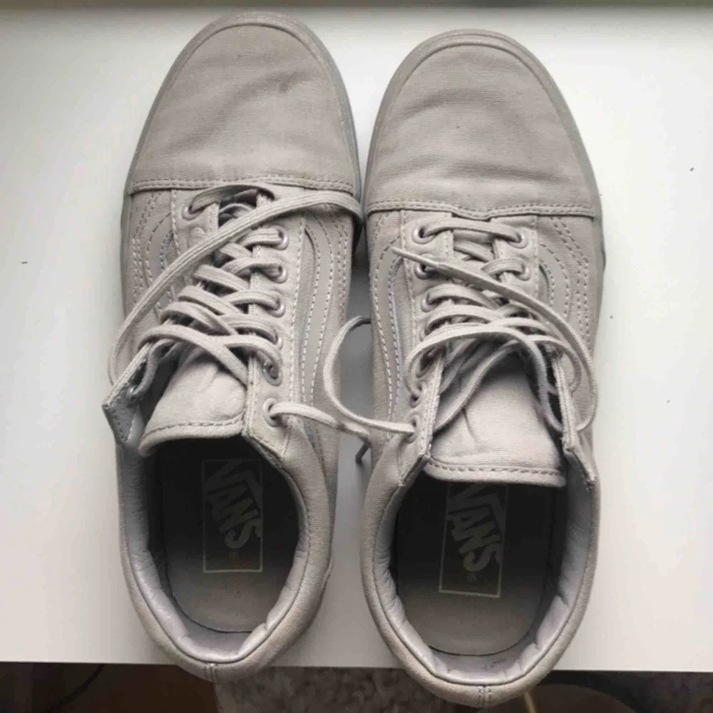 Superfina gråa skor med lite glittrig sula. I bra skick och endast använda ett fåtal gånger. Köparen står för frakten:)). Skor.