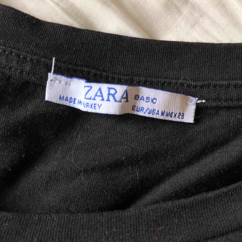 Supercool tröja från ZARA. Tröjan är storlek M men jag som är xs kan ha den utan problem! Sparsamt använd, inga skador eller fläckar.  Köparen står för frakt:). T-shirts.
