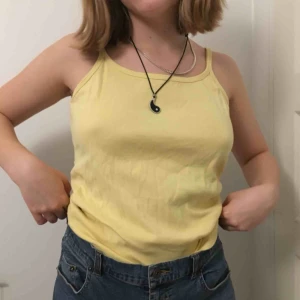  - Gulligt Gult linne köpt second hand! Säljer då den inte används. Jag skulle bedöma storleken som S/M. Jag kan mötas upp och posta men då står köparen för frakt!