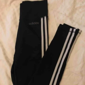  - Svarta Adidas träningsbyxor med hög och bred linning i midjan, nyskick knappt använda  Skickas mot frakt