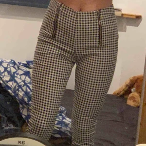  - Super snygga byxor i rutiga coola mönster! Kommer ej ihåg nypris så därför sätter jag priset ganska lågt. Har ej swish så man får hämta upp i Örebro. TAR ENDAST EMOT KONTANTER! 💖