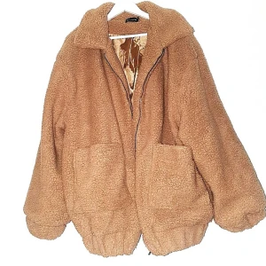  - Skitsnygg teddy coat från prettylittlethings. Aldrig använd pga. att det inte är i min stil. Den är väldigt oversized så passar allt mellan S-L!