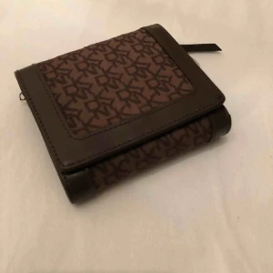  - DKNY plånbok med många fack Köpt i USA. Nypris ca. 1000kr, säljs för 500kr!