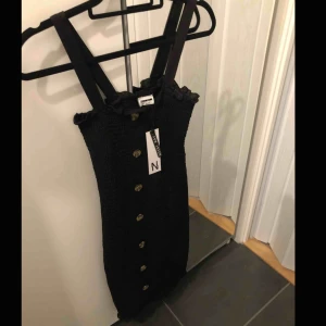  - Helt ny klänning med lapp kvar! Storlek XS. Frakten är inräknad i priset! Nypris ligger på 549kr.  Jätte fin klänning 😍