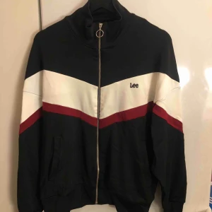  - Helt oanvänd lee-tröja i storlek M. Nypris: 749:-. Upphämtning i Göteborg och Falkenberg. Annars tillkommer frakt.