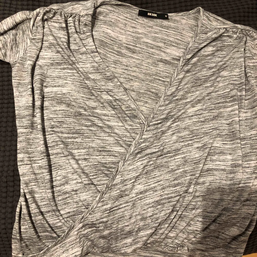 Snygg grå tröja från BikBok, använd fåtal gånger men blivit för små men är inget fel på den. Köparen betalar frakt. Toppar.