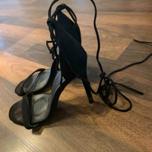  - Klackar som snöras upp på benen