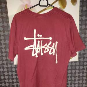 Medium Stussy T-shirt använd några gånger   Mötas upp i Norrköping eller köparen står för frakten 