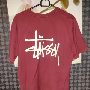  - Medium Stussy T-shirt använd några gånger   Mötas upp i Norrköping eller köparen står för frakten 