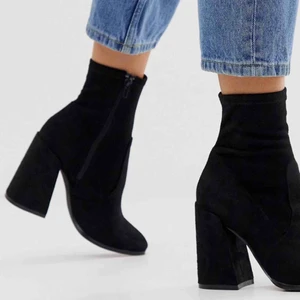  - Supersnygga och dessutom sköna mocka boots med en blockheel i svart. Tajt modell som forsätter längs med benet upp. Om ni vill ha eget foto säg till så fixar jag det. ENDAST ANVÄNDA 4/5 gånger. Säljes pga. har flertal liknande 😭