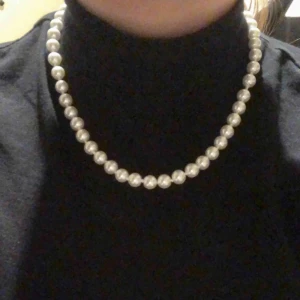  - Kort pärlhalsband med silvrigt spänne! Nyskick. Frakt ingår🤩