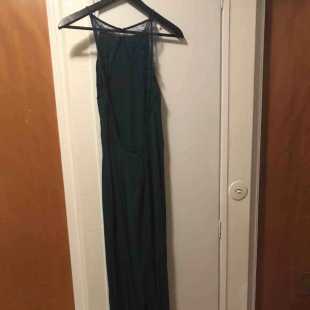 Mörkgrön långklänning, Willow dress. Använd en gång. Orginalpris: 1399 kr. Öppen rygg . Klänningar.