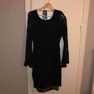  - Ett väldigt fin spetsklänning från Nelly - Only i en svart färg. Klänningen är i knälängd och passar bra till fest eller finare evenemang. Helt oanvänd pågrund utav fel storlek.