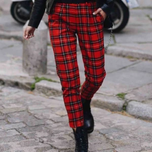  - byxor från h&m, lika bilden. Skriv privat för fler bilder storlek 40 men insydda i midjan så de är smalare där frakten är 54kr, totalt 134kr 🖤