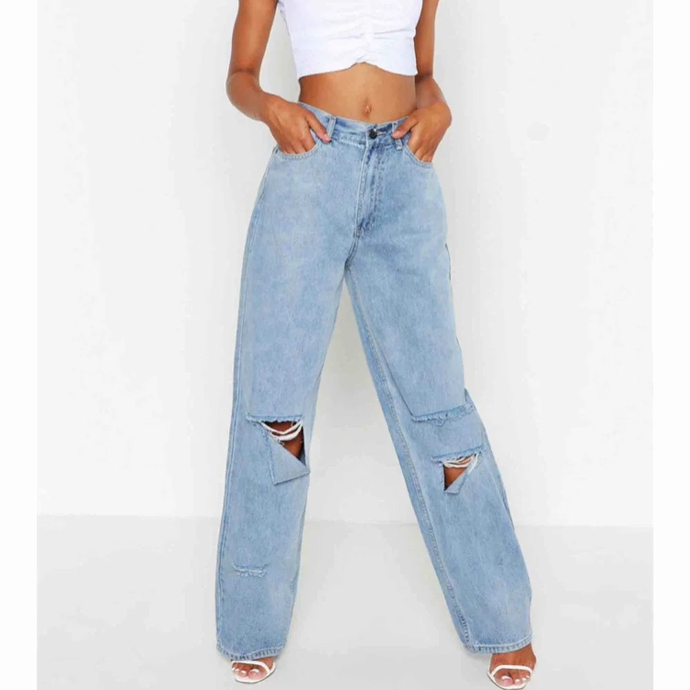 JääÄättesnygga jeans från boohoo, säljer då de va för långa för mig & orkar inte sy upp dom haha. Är ca 162. Kan mötas upp i sthlm & frakta! Aldrig använda, lappen & allt kvar. BUDGIVNING pågår till måndag!. Jeans & Byxor.