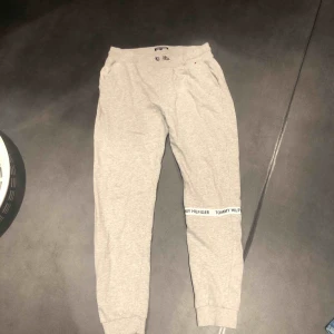  - Tommy hilfiger mjukisbyxor ifrån kidsbrandstore i strl 176, vilket passar mig som har s Endast testade 2 ggr