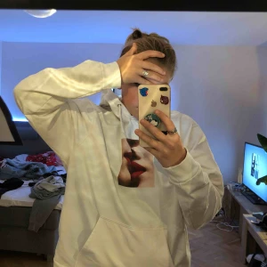  - snygg vit hoodie från carling. använd 3 gånger. sitter bra på mig som har S, oversized men snyggt