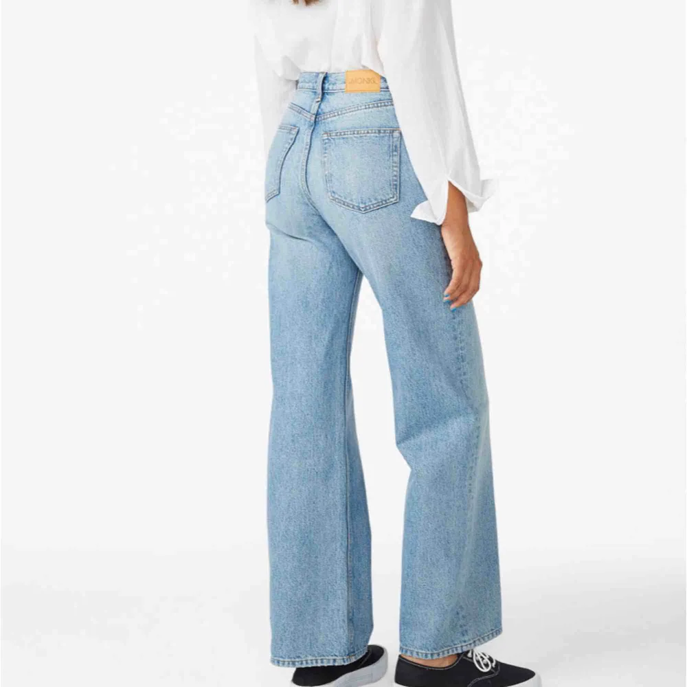 SKIT SNYGGA byxor från monki i stilen Yoko, använda men bra skick. Färgen ljusblå och stämmer mest in på de två första bilderna JÄTTE TRENDIGA tror inte just denna färg säljs längre . Små revor på insidan lår men syns inte. Jeans & Byxor.