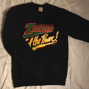  - Trevlig collegetröja med neontryck! En tajtare modell men ganska tjock!! Möts upp i Stockholm eller fraktar :)) 