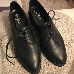  - Superlätta coola skor från Nilson Shoes. Säljer dem för att jag har hallux valgus och därför inte kan ha vissa skor 😔 Inköpta slutet av oktober -19 och har därför inte använts mycket. Kvitto finns (se bild 2).