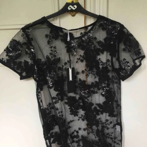  - Suuuuper snygg mesh tröja från Ida Sjöstedt, med välarbetade detaljer! 