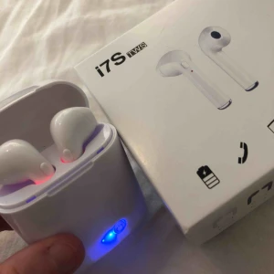 Hörlurar airpods  - I7S hörlurar. Trådlösa. Kan spela i ca 4 timmar 