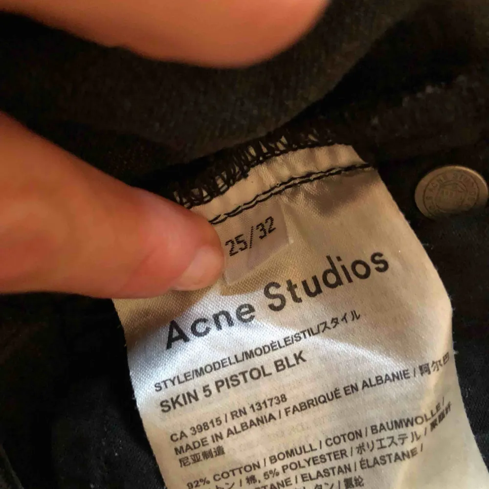 Acne 5 skin used black med dragkedjor ibak. Världens finaste jeans! . Jeans & Byxor.