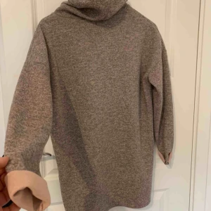  - En snygg ”klänning”/ längre tröja, använd 1 gång så den är som ny! Frakt står du för själv! 