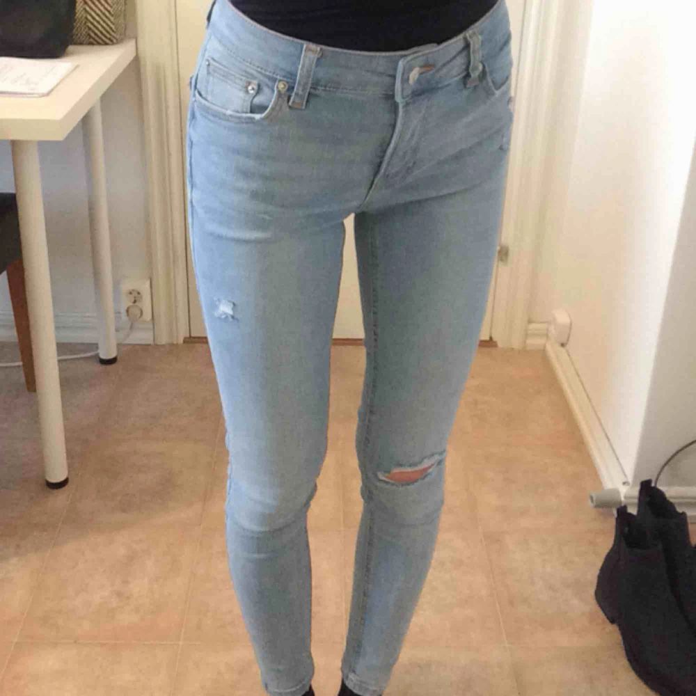Push up-jeans med medelhög midja (ordinariepris 350 kr). Frakt 50 kr. Jeans & Byxor.