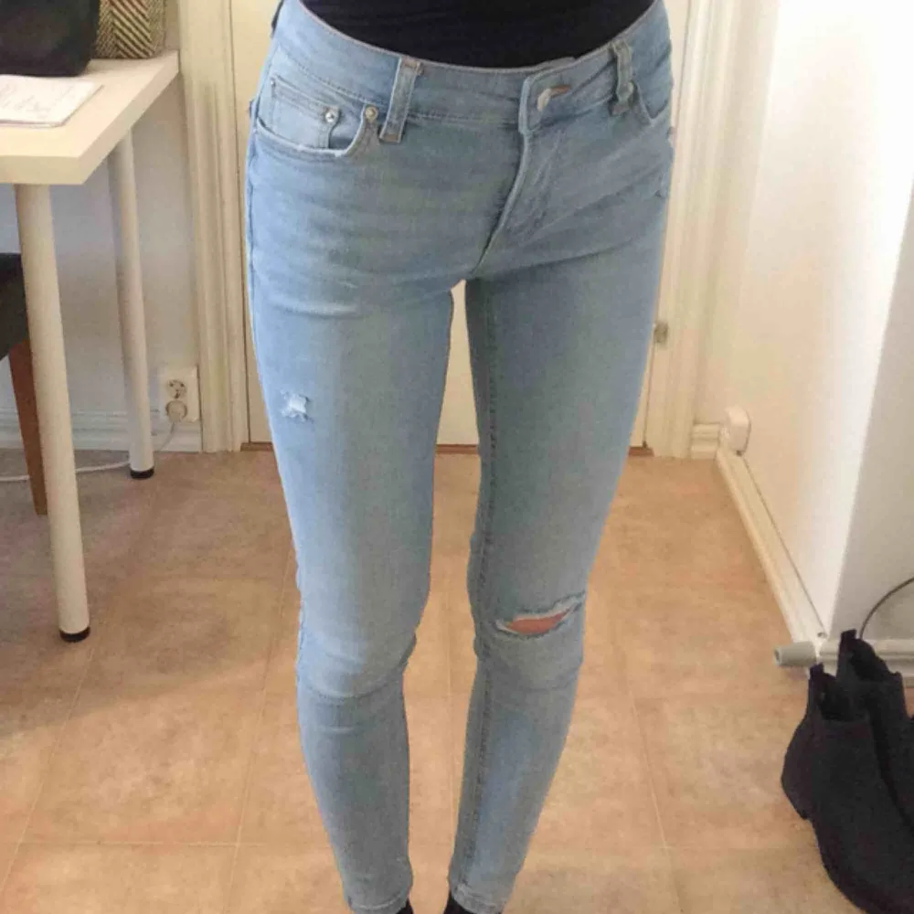 Push up-jeans med medelhög midja (ordinariepris 350 kr). Frakt 50 kr. Jeans & Byxor.