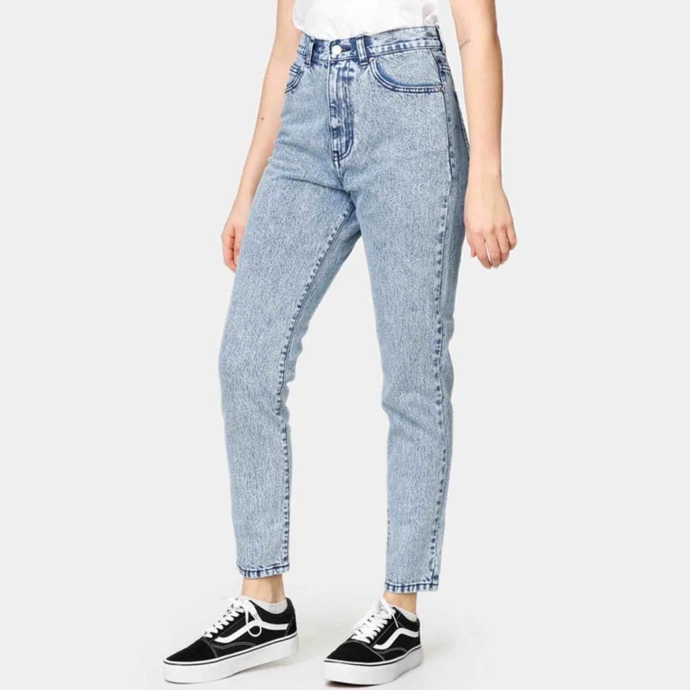 modellen: nora  färg: acid blue  ett par mom jeans från dr denim jätte snygga i modellen, jag rullar upp de. själv är jag 165cm lång. frakten kostar 50kr💌 dm för fler bilder. Jeans & Byxor.