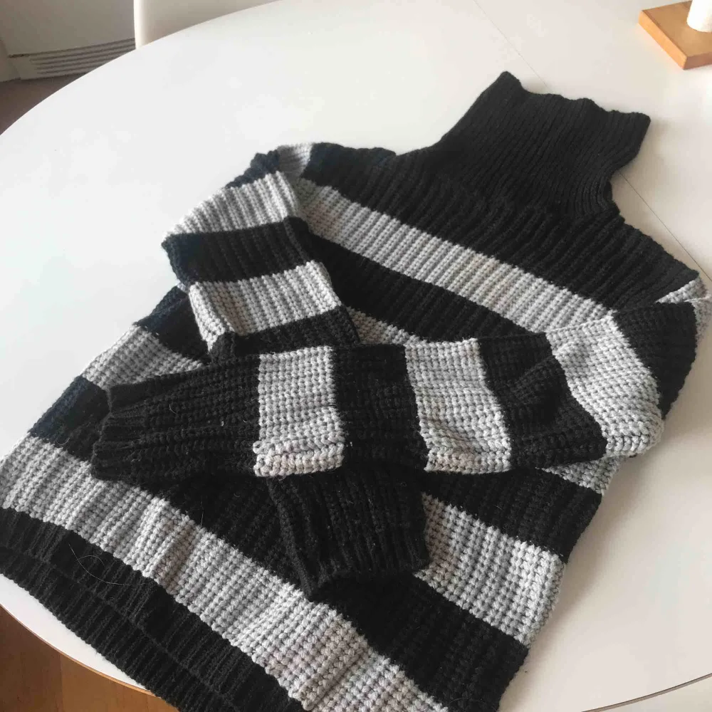 Grå och svart randig stickad tröja från märket Rut & Circle. Köpt på NAKD för ett år sedan, använd endast 1 gång. Det är samma tröja som andra bilden, fast i en grå. Annars super bekväm och passar fint till hösten 🍁🍁. Stickat.