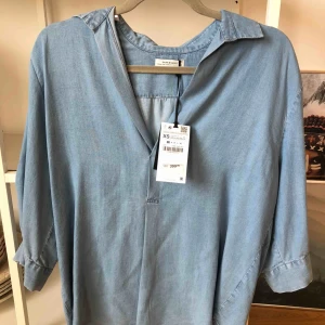  - Säljer helt ny jeansfärgad blus från ZARA, lappen fortfarande kvar. Storlek xs, nypris 399:-