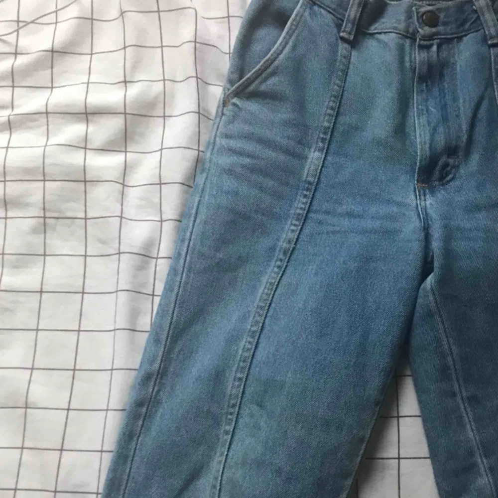 sjukt snygga jeans köpta på beyond retro men märket är wrangler. de har snygga sömmar som gör jeansen lite unika. har blivit för små för mig så säljer dom vidare. skriv om du har några frågor eller vill ha fler bilder . Jeans & Byxor.
