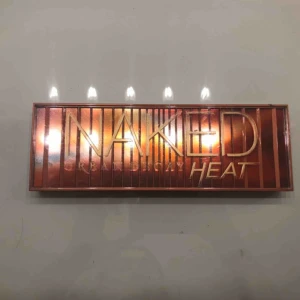 Urban decay  - SÄNKT PRIS!   Använd palett dock väldigt välbehållen. Kicks pris 540kr mitt pris är 200& ink frakt. Tar endast swish, kan även mötas upp i närheten av Bålsta. 