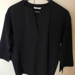  - Fin blus från Wera Stockholm. Använd fåtal gånger. Frakt tillkommer. Färg:mörkblå