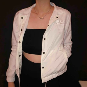  - supersnygg vindjacka ifrån Reebok! använd 1 gång, nypris 900kr köpt ifrån caliroots. frakt tillkommer 🌸