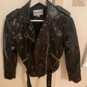 - Helt oanvänd skinnjacka från NAKD i storlek XS men passar även S, kontakta för fler bilder!💕