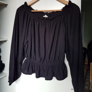  - Långärmad off shoulder från H&M.  Strl M. Aldrig använd! Säljs på grund av att den aldrig har kommit till användning.