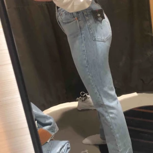  - Säljer mina splitter nya Levis jeans. Modell 501, original cropped. Ni står för frakten själva. Använda 2 ggr och tvättade 1. Sälj pågrund av att dem töjts och är förstora för mig. Passar dig som har S i storlek. Inte en ända fläck. Passa på!!