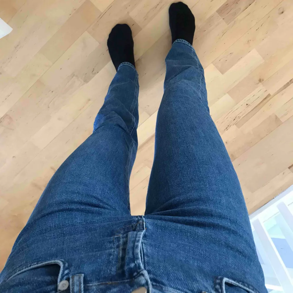 Säljer dessa jeans i rak modell. Har varit mina favoriter men ej kommit till användning på senaste tiden. De kommer ifrån nakd. Frakt tillkommer på 54 eller 64 kr beroende på spårbar eller inte. . Jeans & Byxor.