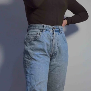  - Jeans i ljus tvätt från Crocker. Storlek 30/32 enligt lappen men passar bra på mig som vanligtvis har storlek S. Raka i benen och ej avklippta. Inköpta vintage men i väldigt gott skick!